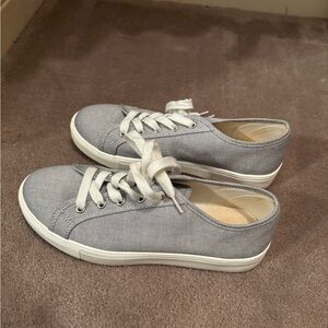 Classic Low-Top Canvas Sneakers in Light Gray